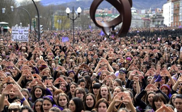 スペインで女性530万人がゼネスト 国際女性デー cニュース