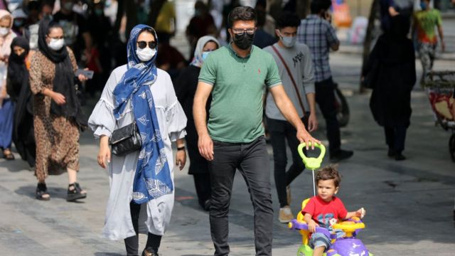 عائلة تسير في البازار الكبير في طهران، إيران.