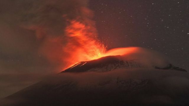 Vulcão em erupção no México