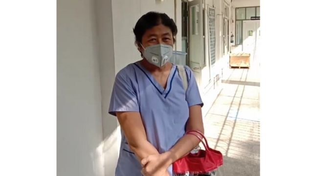 ဆေးရုံကဆင်းလာတဲ့ ဆရာဝန်ကြီးကို မေ ၂၅ ရက်မနက်ပိုင်းက တွေ့ရတာဖြစ်ပါတယ်။