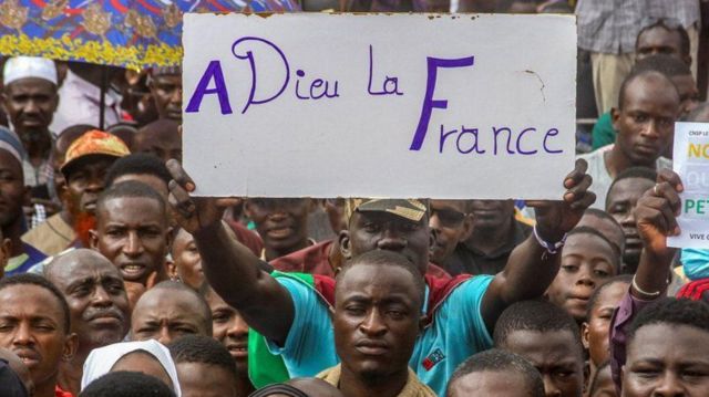 "Adeus França", diz uma faixa segurada por um manifestante pró- golpe no Níger