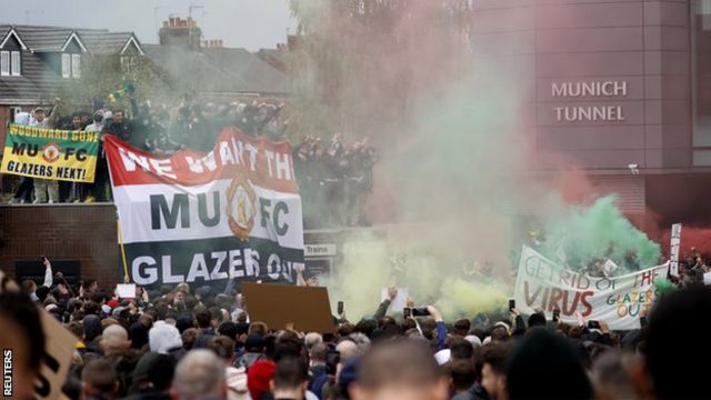 Torcedores protestam do lado de fora do Old Trafford contra os Glazers, que assumiram o controle do Manchester United em 2005
