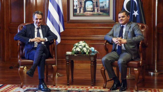 Ο Έλληνας πρωθυπουργός Κυριάκος Μητσοτάκης και ο πρωθυπουργός της Λιβύης Αμπντουλχαμίτ Ντιμπεϊμπέ