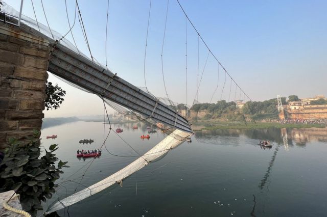 En fotos: el colapso de un puente en India que 135 muertos - BBC News Mundo