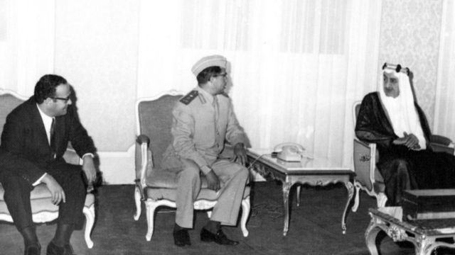 مع الفيصل وبجواره الفريق حسن العمري رئيس الوزراء والقائد العام للجيش اليمن