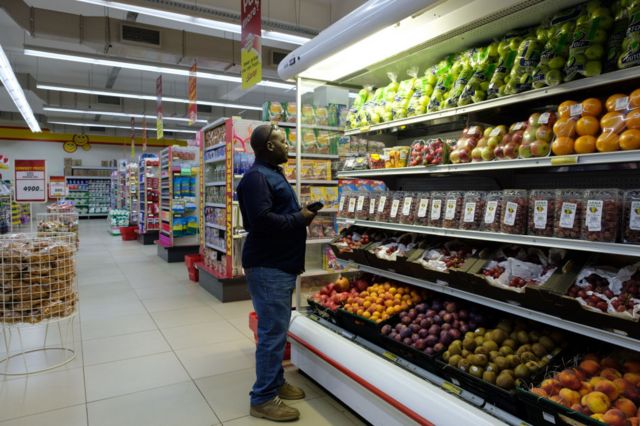 Homem fazendo compras em supermercado