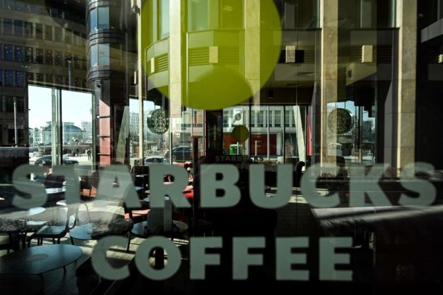 La vista de una cafetería Starbucks cerrada en Moscú el 10 de marzo de 2022.