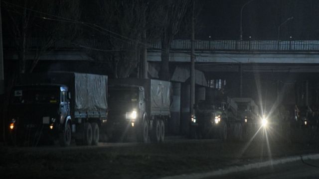 Camiones militares avanzan en la noche