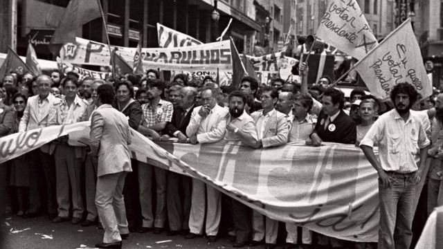 FHC e Lula em campanha pelas diretas já, ao lado de diversas outras personalidades