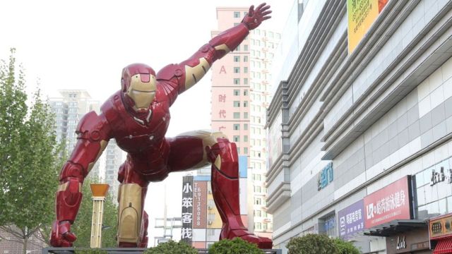 Uma escultura do Homem de Ferro, um super-herói fictício da Marvel Comics, do lado de fora de um shopping em Zhengzhou, na província de Henan, no centro da China