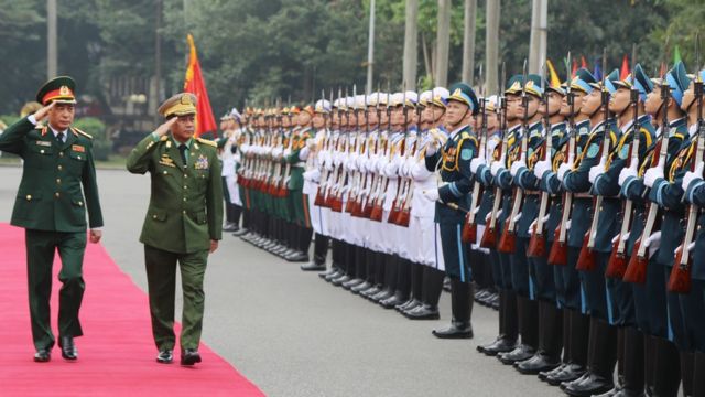 ဟနွိုင်းမြို့ကို ရောက်နေတဲ့ တပ်မတော်ကာကွယ်ရေးဦးစီးချုပ် ဗိုလ်ချုပ်မင်းကြီး မင်းအောင်လှိုင်