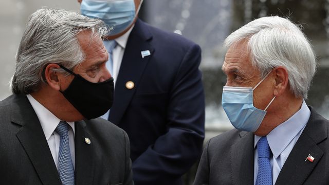 Alberto Fernández (izquierda) y Sebastián Piñera en el Palacio de La Moneda durante una visita del presidente argentino a Santiago