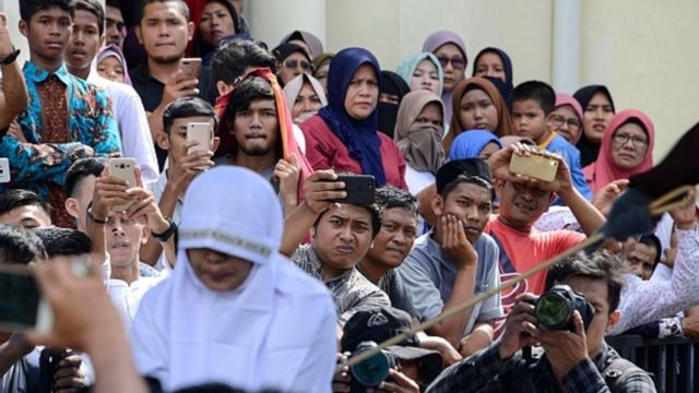 Wajibkan Warga Berbusana Syariat Islam Saat Urus Administrasi Bupati