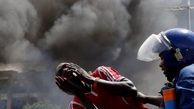 Umuntu wigaragambya ararira agiye gutabwa muri yombi mu gihe cy'imyigaragambyo mu Burundi (ifoto ya cyera)