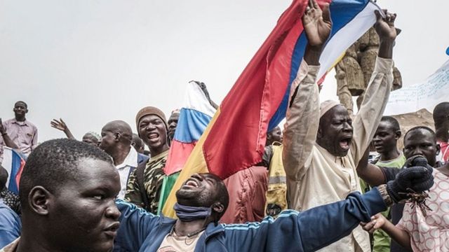 متظاهرون في العاصمة باماكو ضد القوات الفرنسية، يلوحون بالعلم الروسي