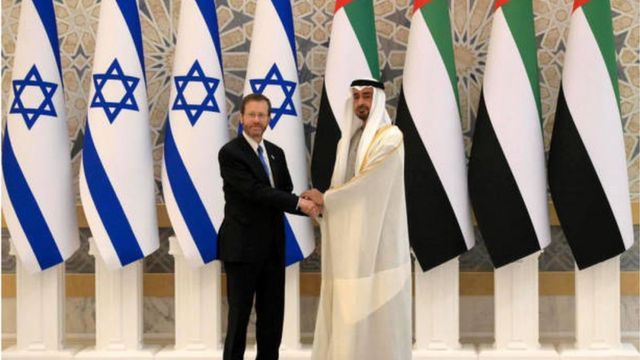 الرئيس الإسرائيلي إسحق هيرتزوغ يصافح الشيخ محمد بن زايد آل نهيان في مستهل زيارته للإمارات.