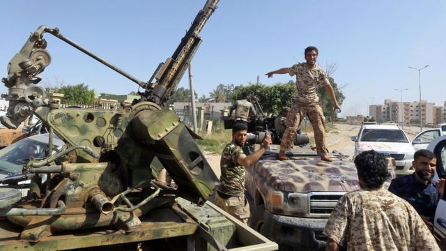 نیروهای حامی دولت در جنوب طرابلس با نیروهای ژنرال حفتر درگیر شده‌اند.
