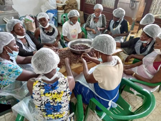 Des femmes transformatrices en train de trier les fèves de cacao
