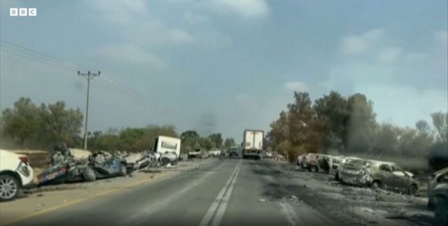 Imagens obtidas pela BBC mostram carros queimados e destruídos nas proximidades do festival de música eletrônica atacado pelo Hamas