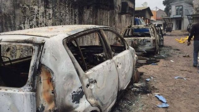 Des voitures incendiées lors des violentes manifestations en RDC, notamment à Kinshasa, durant ce mois-ci.