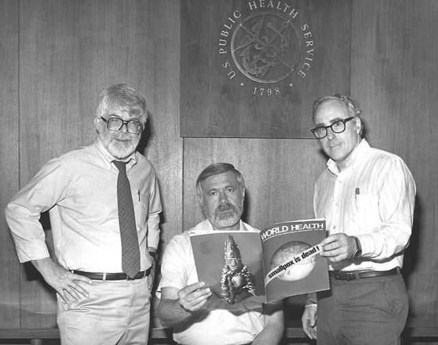 Diretores do Programa Mundial de Erradicação da Varíola anunciam em 1980 o êxito da campanha