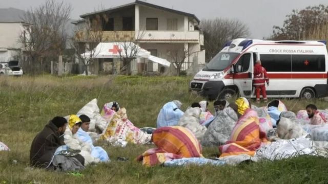 المهاجرون الناجون بعد وصولهم إلى إيطاليا يتلقون رعاية الصليب الأحمر