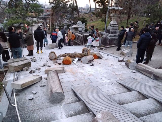El colapso de la puerta torii del templo Onohiyoshi en Kanazawa