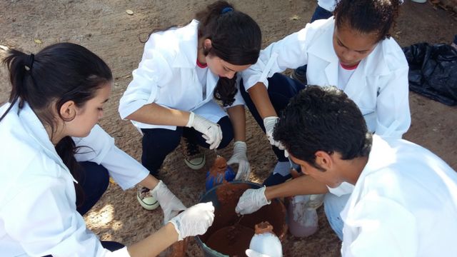 Os alunos de Wemerson Nogueira recolhem amostras de lama