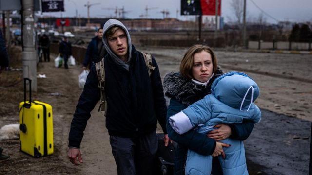 مدنيون يفرون من القتال في أوكرانيا