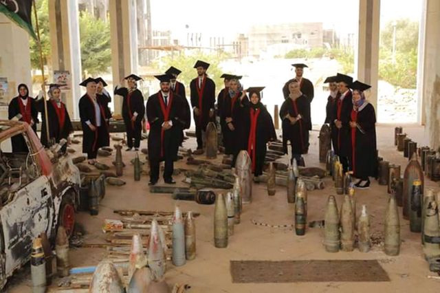 Amaforo y'abanyeshuri mu ishami ry'itumanaho muri kaminuza ya Benghazi mu mihango yo guhabwa impamyabumenyi ku itariki 15/10/ 2016.