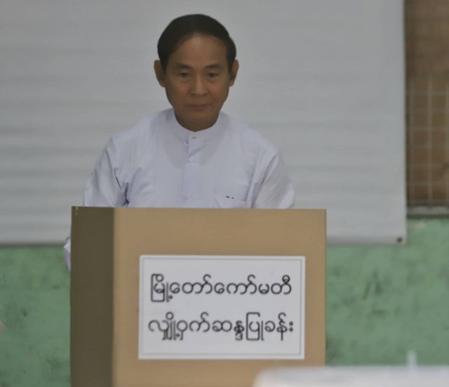ဒီကနေ့ မဲပေးသူတွေထဲမှာ နိုင်ငံတော်သမ္မတ ဦးဝင်းမြင့်လည်းပါဝင်