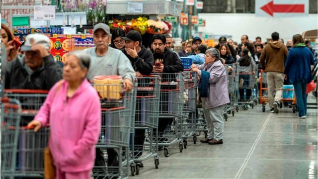 Personas hacen fila en una tienda de México