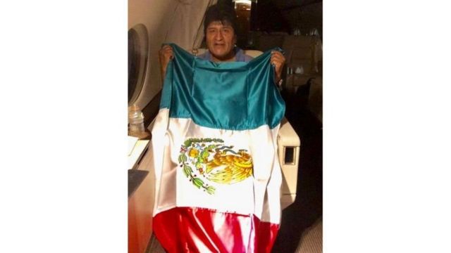 Evo en el avión mexicano