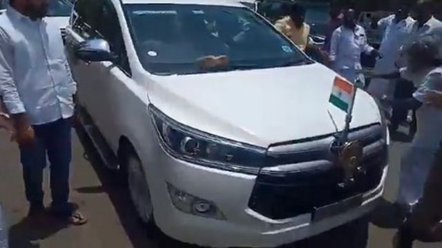 அமைச்சர் பிடிஆர் பழனிவேல் தியாகராஜன் கார் மீது செருப்பு வீச்சு