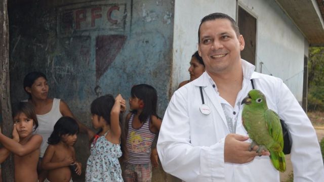 Médico cubano em reserva indígena no Pará