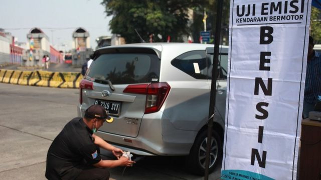 Petugas Dinas Lingkungan Hidup DKI Jakarta melakukan uji emisi di kawasan Terminal Blok M, Jakarta, Jumat 1 September 2023.