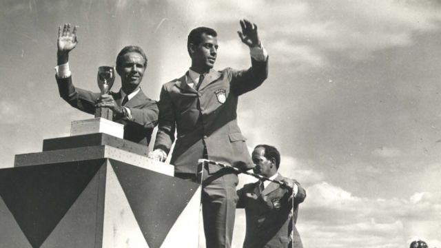 Zagallo e Carlos Alberto Torres desfilam em carro do Corpo de Bombeiros, com a Taa Jules Rimet