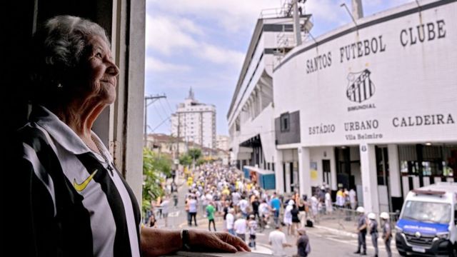 A fan around the Santos stadium during Pele's funeral.