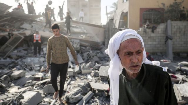 ガザ地区中部で自宅を破壊された家族の写真（22日）