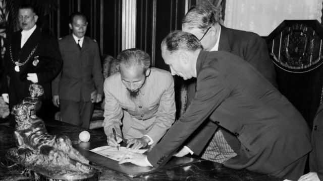 Chủ tịch Hồ Chí Minh ký với Chính phủ Pháp 03/07/1946 trong chuyến thăm sang Paris