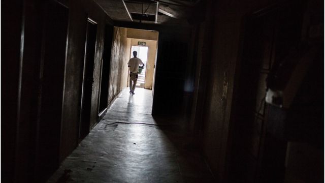 Un homme marchant dans un couloir d'un hôpital de Hillbrow, Johannesburg.
