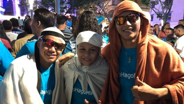 Jason Alfaro junto a sus hermanos