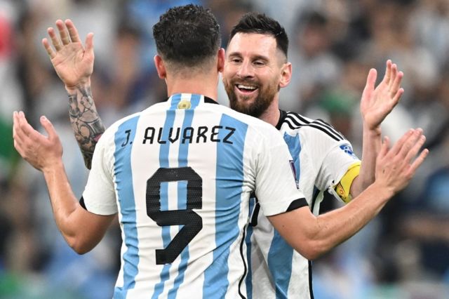 Messi saludando a Álvarez