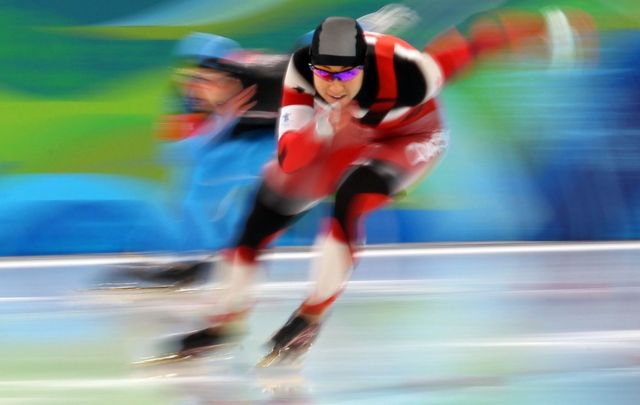 اللاعبة الكندية شانون ريمبل تنافس اللاعبة الأمريكية إيلي أوشوفيتز خلال تزلج السرعة للسيدات 500 م في دورة الألعاب الأولمبية الشتوية في فانكوفر 2010.