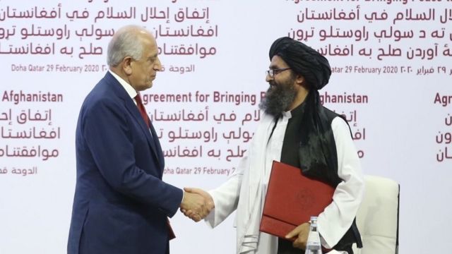 O enviado dos EUA, Zalmay Khalilzad e o líder talibã, Mullah Abdul Ghani Baradar