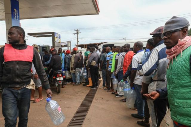 Filas em frente a um posto de gasolina em Yaoundé