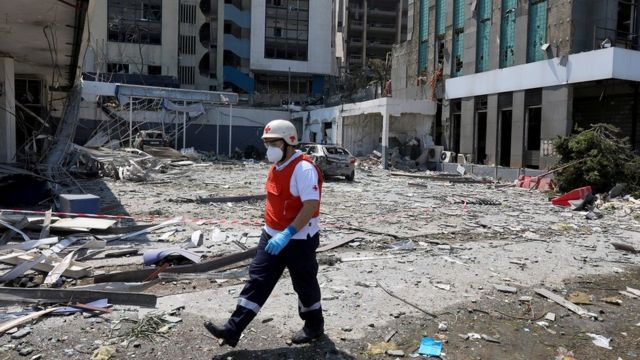 сотрудник Красного Креста