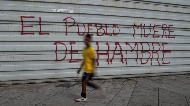 Una pintada en Venezuela que dice: "El pueblo muere de hambre".