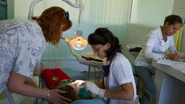 Dentiste examinant un patient ukrainien
