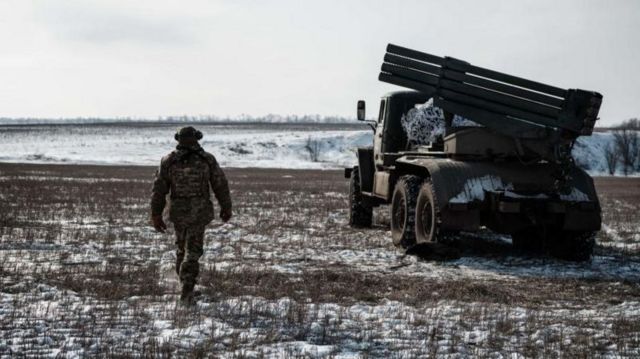 Soldado ucraniano caminha perto de Bakhmut em 7 de fevereiro de 2023, em meio &agrave; invas&atilde;o russa da Ucr&acirc;nia